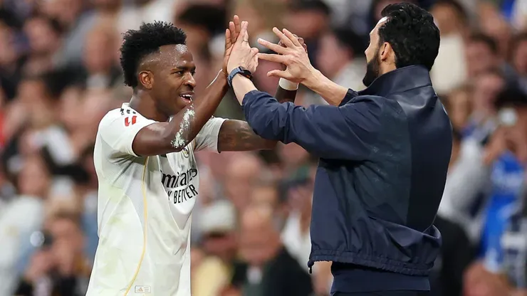 Vini Jr e Arbeloa comemoram gol do Real (Florencia Tan Jun/Getty Images)