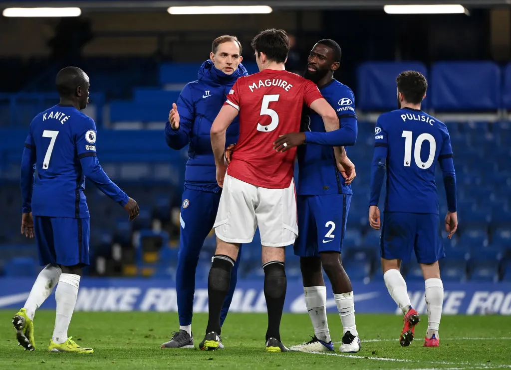 Thomas Tuchel e Maguire (de vermelho) (Foto: Andy Rain – Pool/Getty Images)