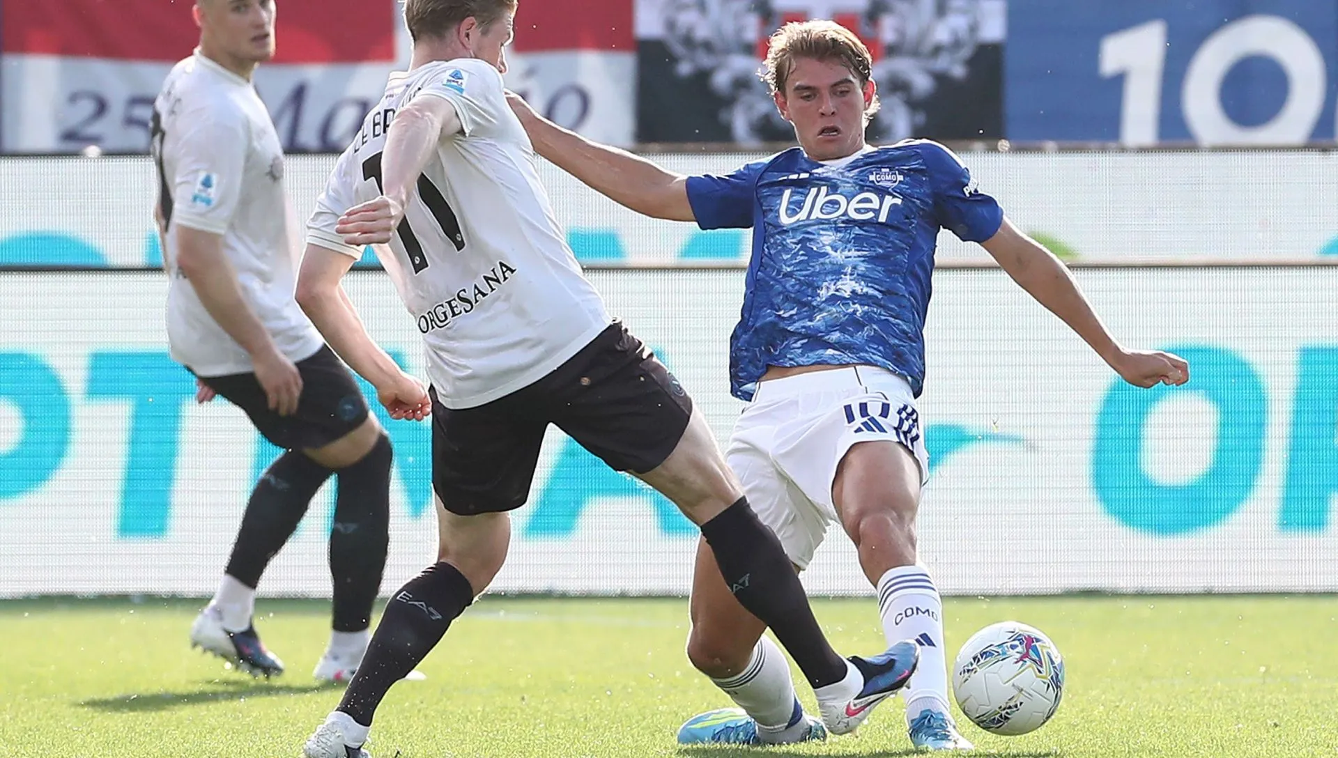 Nico Paz, do Como, compete pela bola durante partida da Serie A. Foto: Marco Luzzani/Getty Images