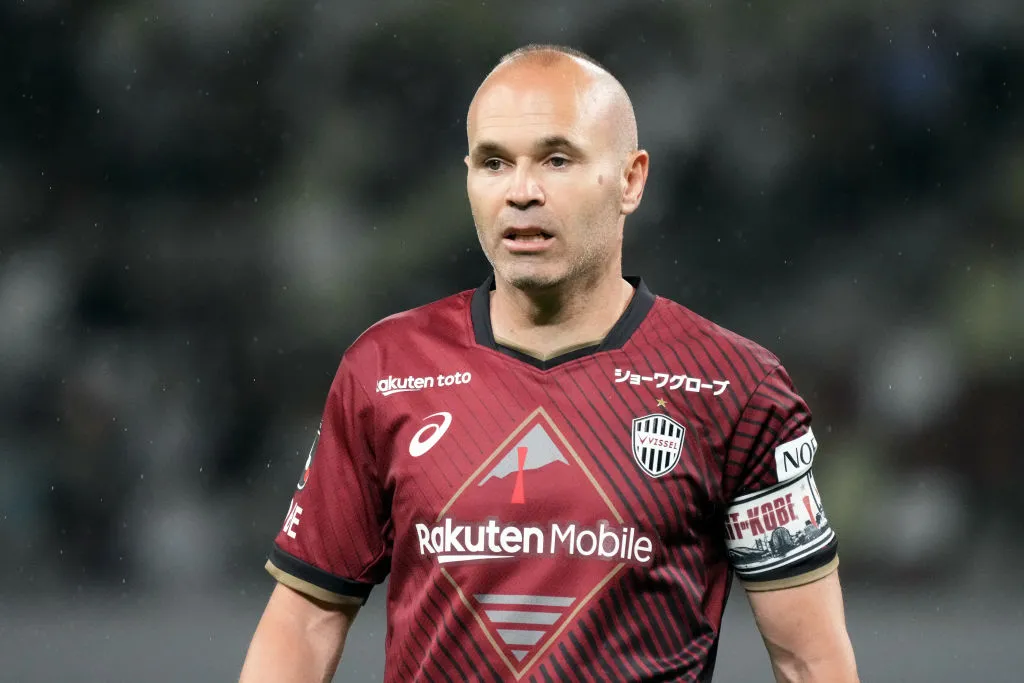 Andres Iniesta pelo Vissel Kobel. Ele se aposentou nos Emirados Árabes e agora será treinador (Foto: Koji Watanabe/Getty Images)