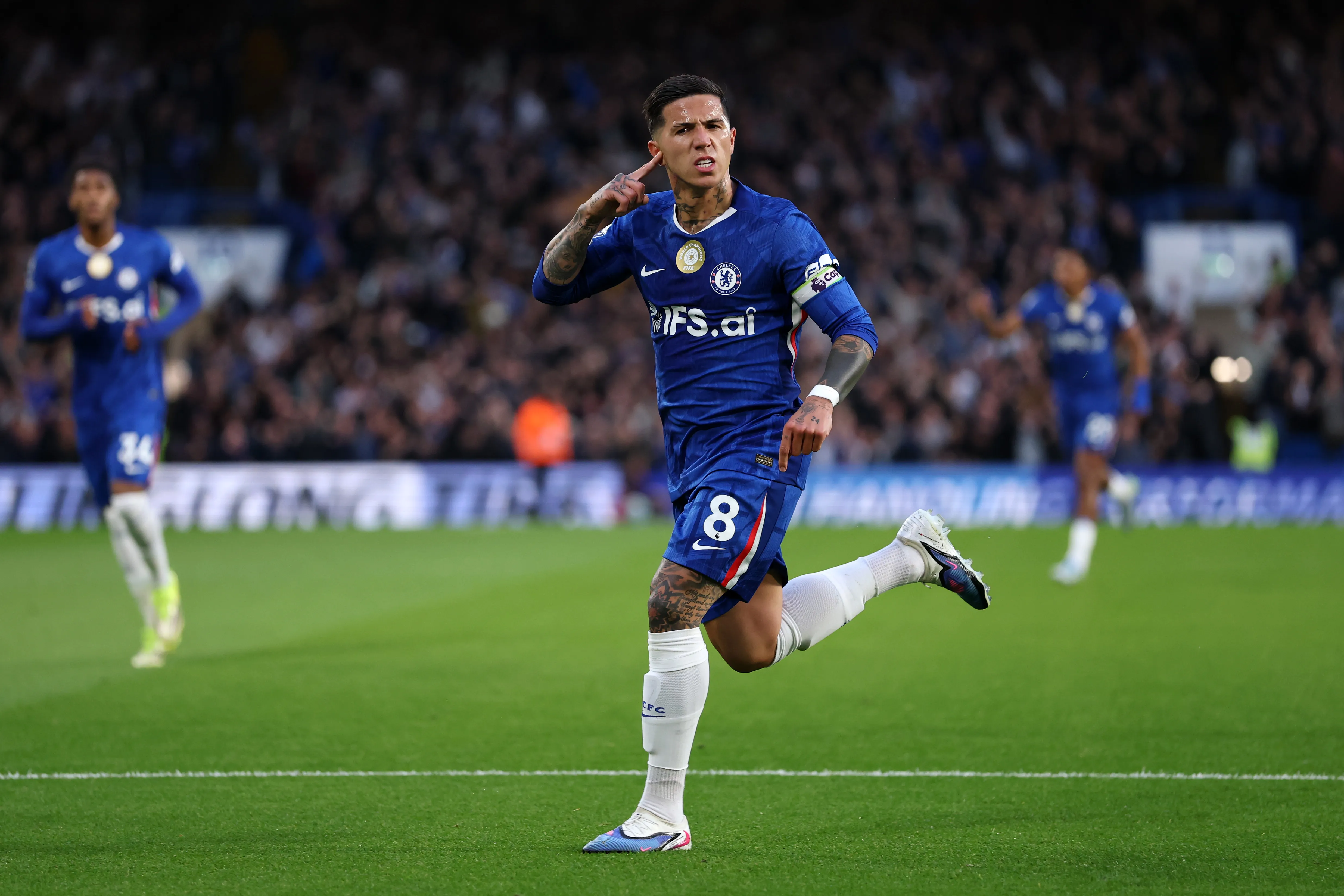 Enzo comemora gol pelos Blues. Foto: Justin Setterfield/Getty Images