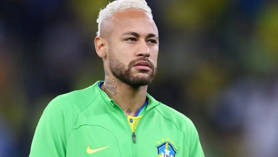 Neymar, em campo, de jaqueta verde