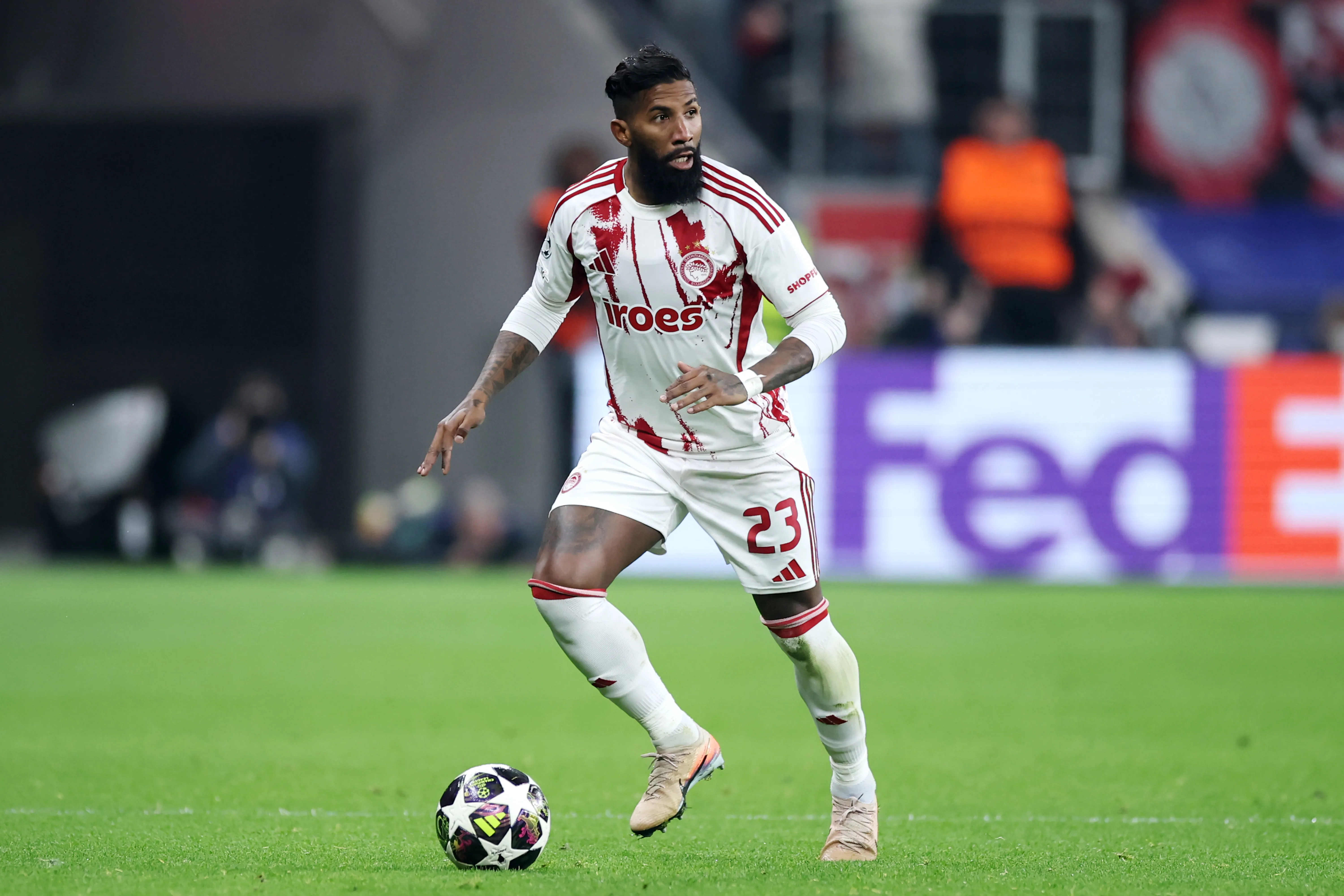 Rodinei em ação pelo Olympiacos (Foto: Alex Grimm/Getty Images)