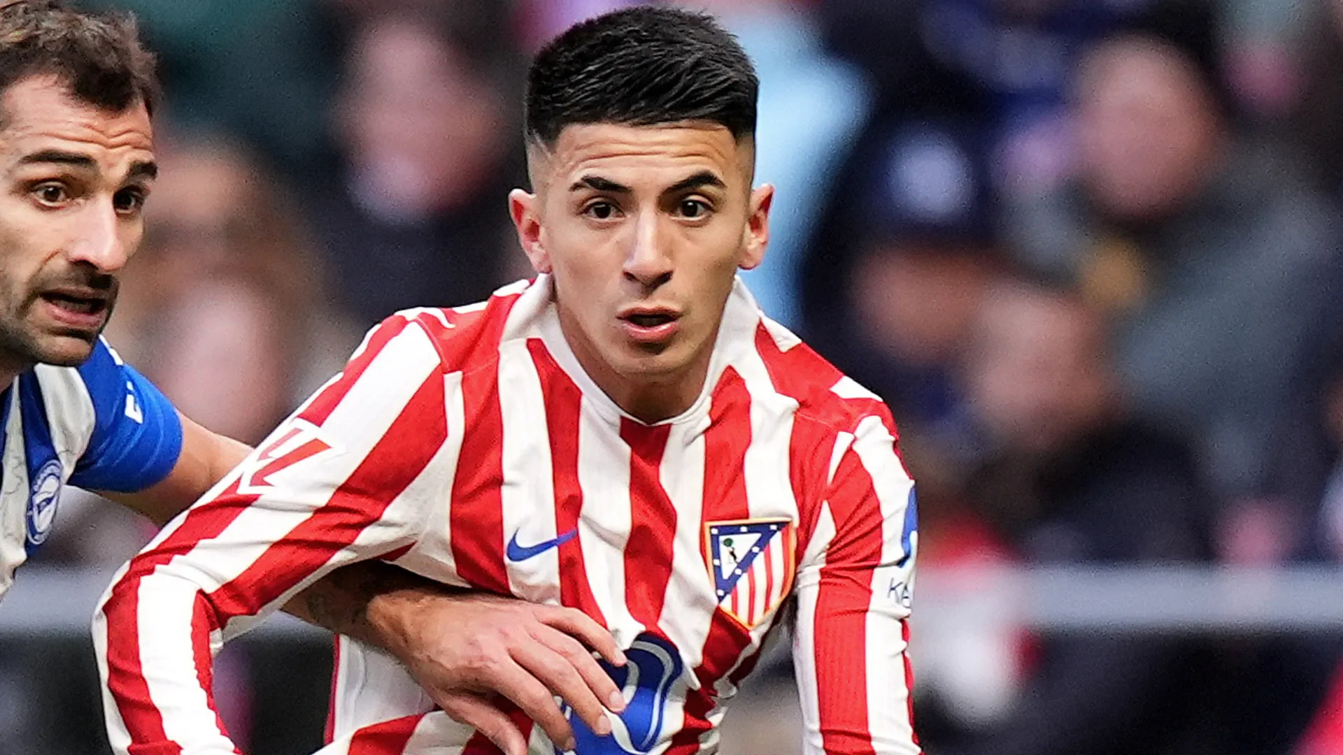 Thiago Almada aparece focado durante uma partida pelo Atlético de Madrid