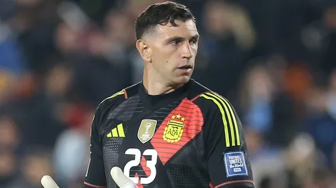 Dibu Martínez em campo pela Argentina. Foto: Daniel Jayo/Getty Images