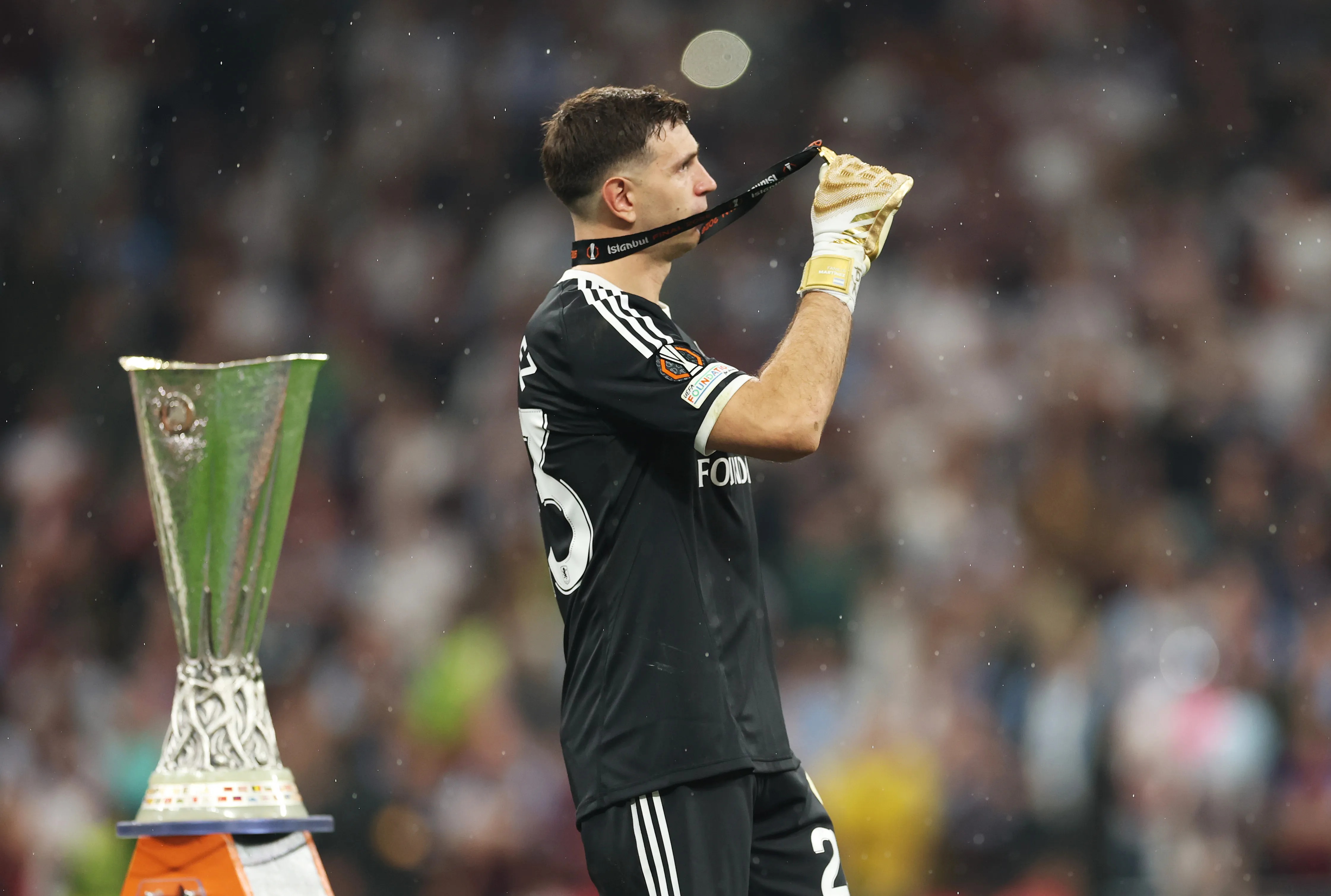 Dibu Martínez na final da Europa League (Foto: Maja Hitij/Getty Images)