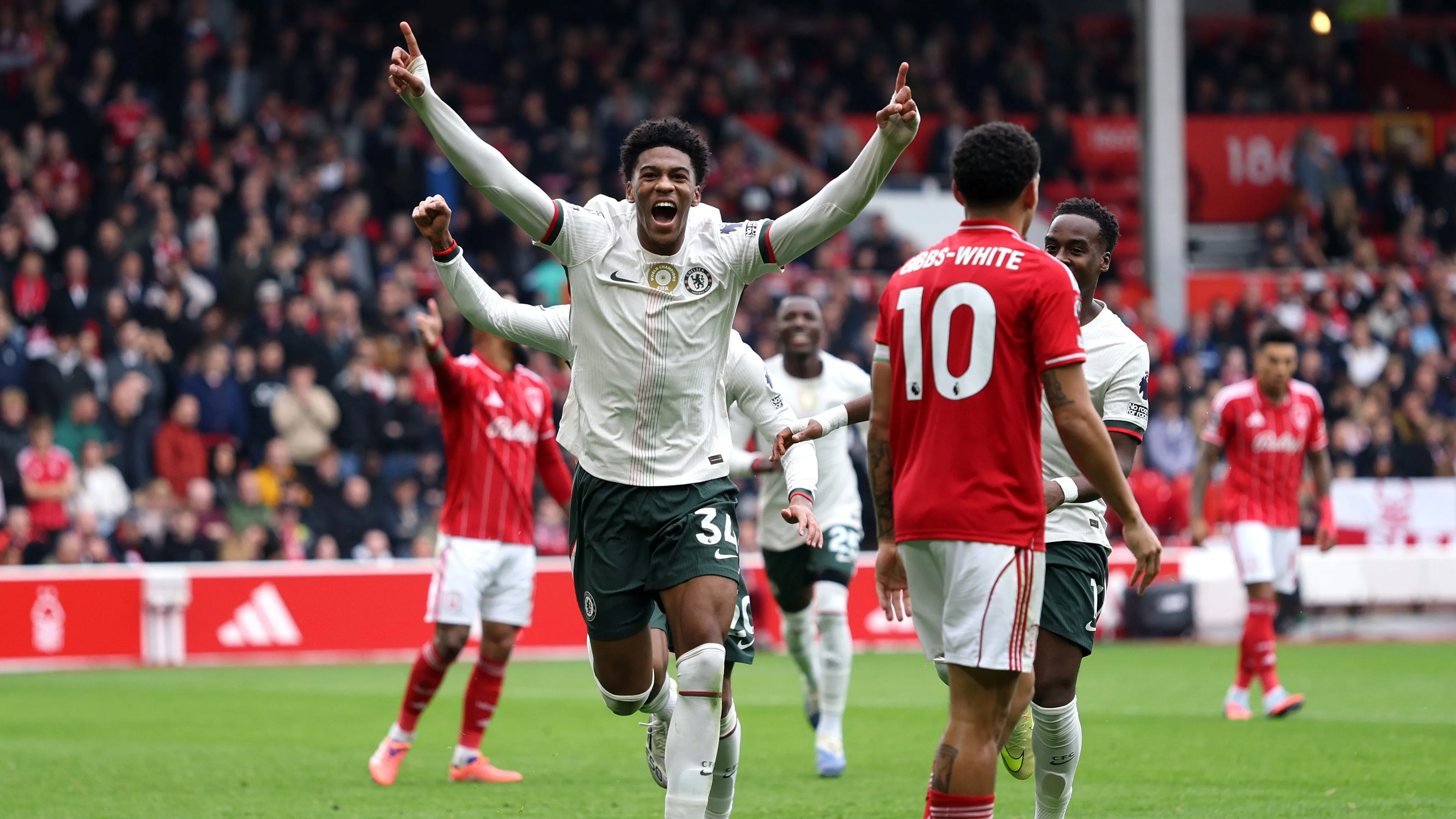 Josh Acheampong, alvo do Manchester United, em jogo do Chelsea. Foto: Michael Regan/Getty Images