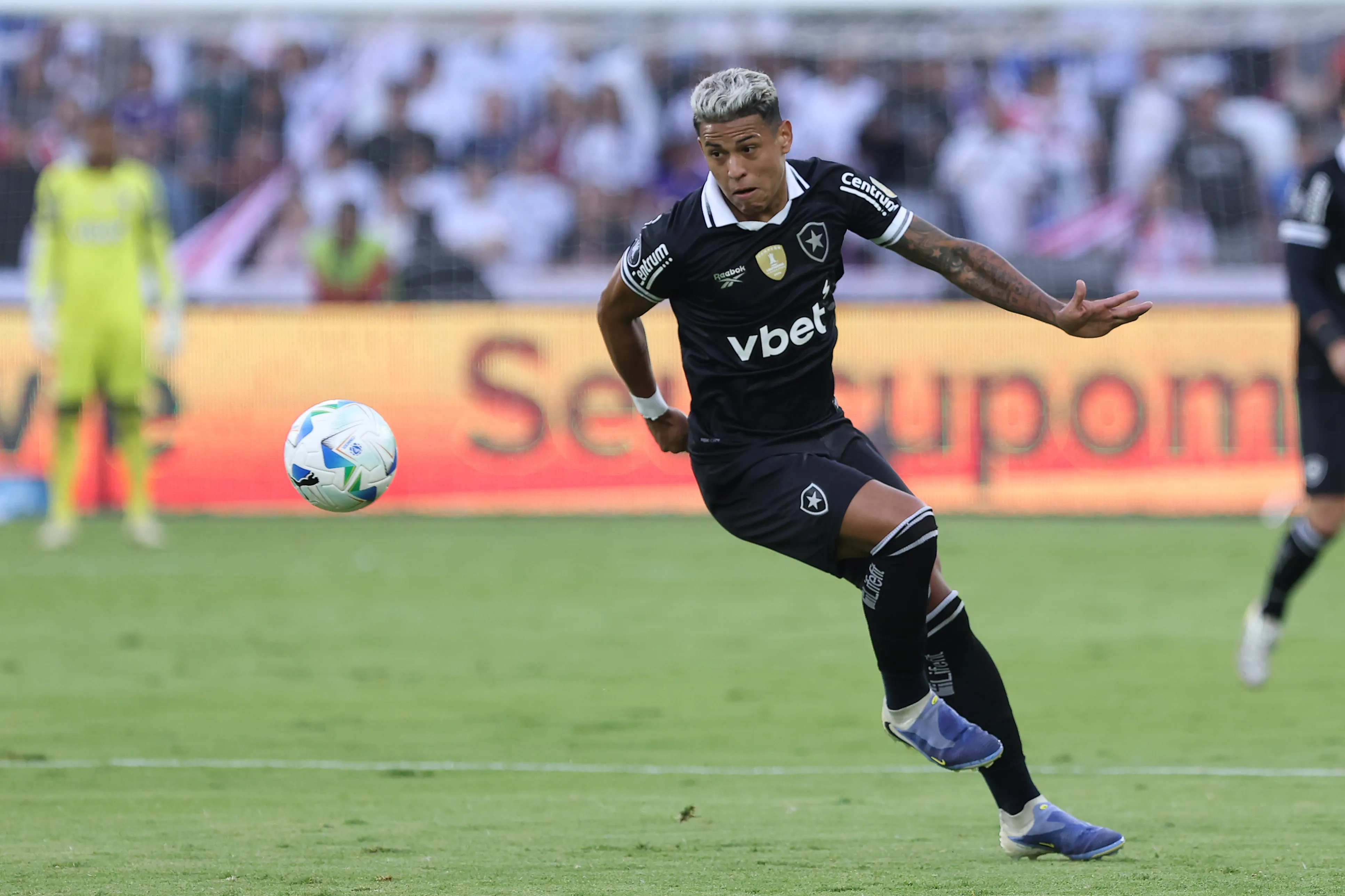 Matheus Martins em campo pelo Botafogo (Photo by Franklin Jacome/Getty Images)