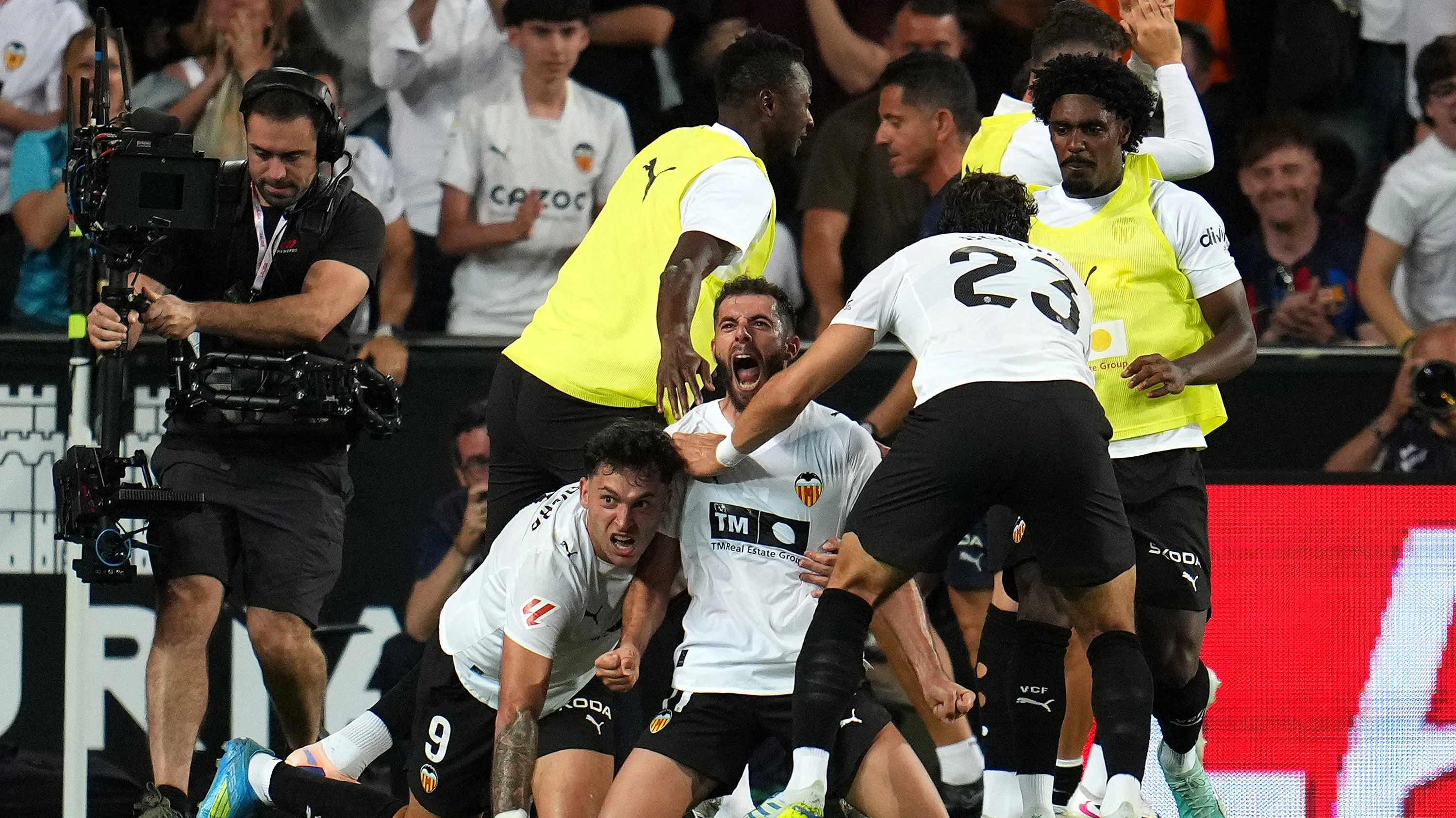 Luis Riojas comemorando gol contra o Barcelona. Foto: Aitor Alcalde/Getty Images