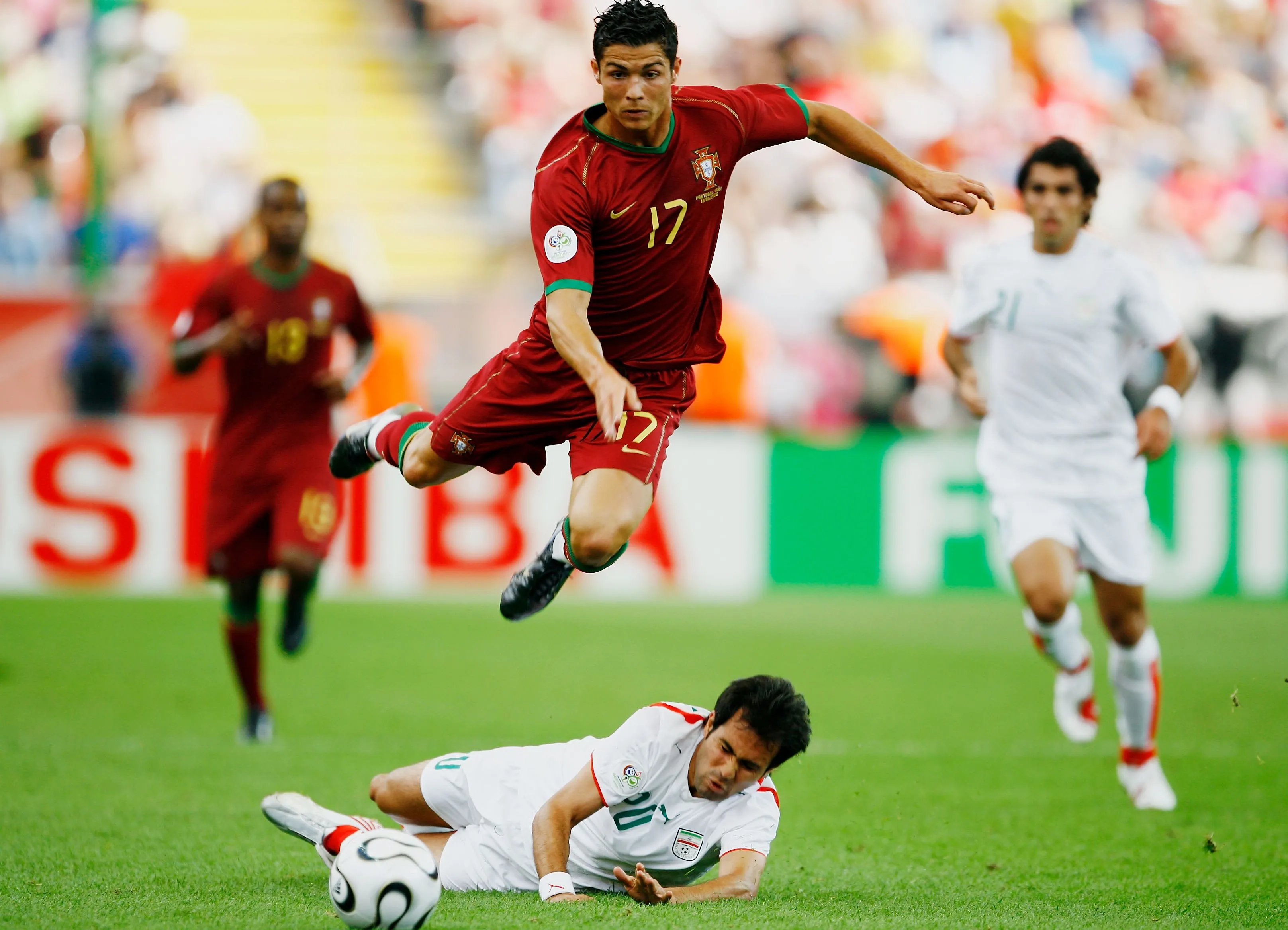 Cristiano Ronaldo durante sua primeira Copa do Mundo.  (Foto: Clive Mason/Getty Images)