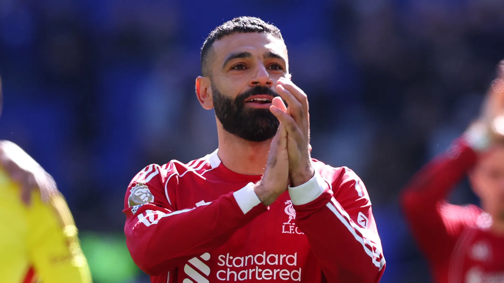 Mohamed Salah bate palmas após jogo do Liverpool