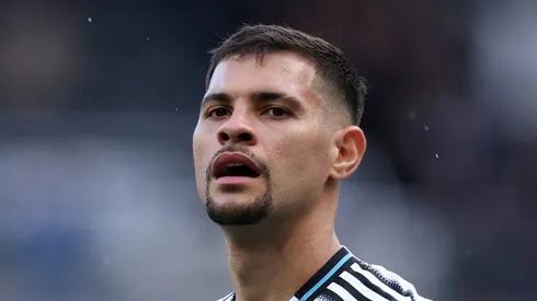 Bruno Guimarães sofre lesão no Newcastle e preocupa a Seleção (Photo by Alex Livesey/Getty Images)