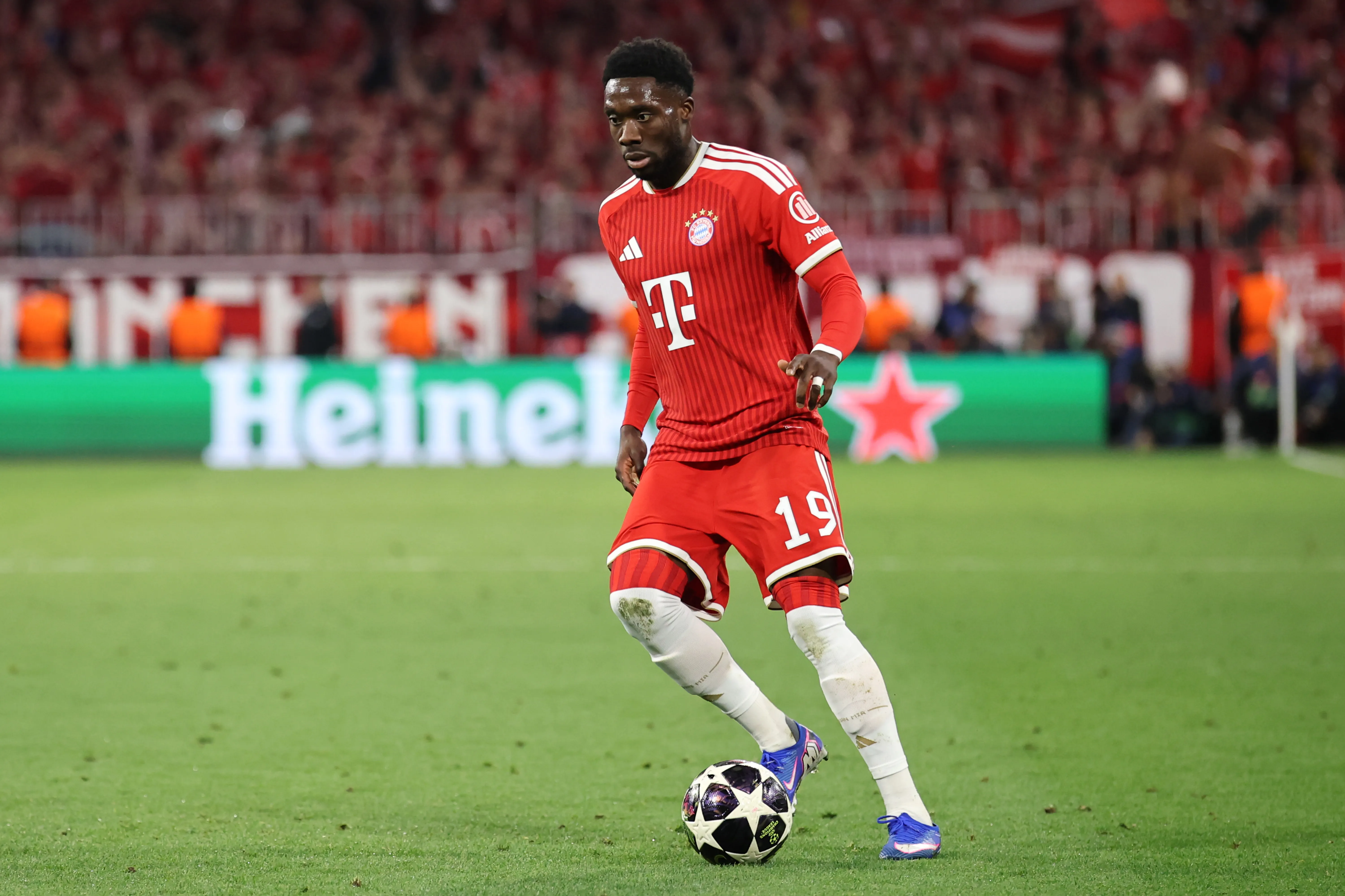 Alphonso Davies durante jogo do Bayern. (Photo by Alex Grimm/Getty Images)