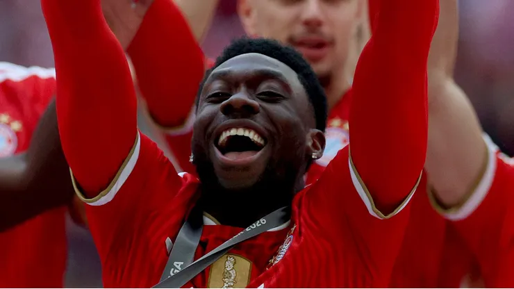 Alphonso Davies irá deixar o Bayern em breve. (Photo by Adam Pretty/Getty Images)