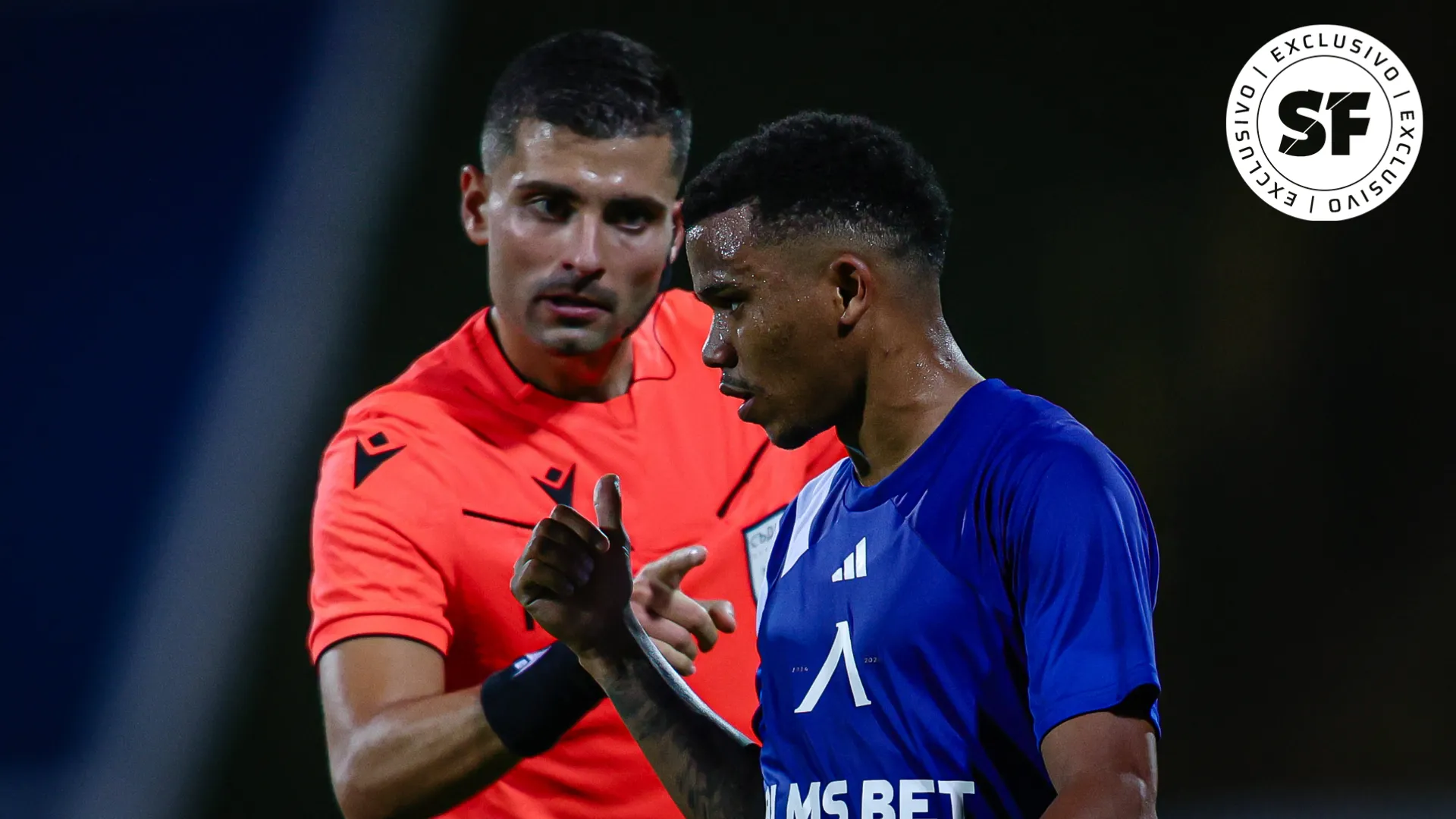 Maicon Araújo conversa com o árbitro em jogo
