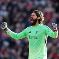 Alisson impressiona em retorno ao Liverpool