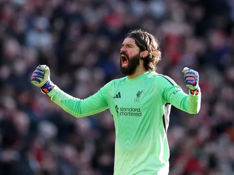 Alisson impressiona em retorno ao Liverpool