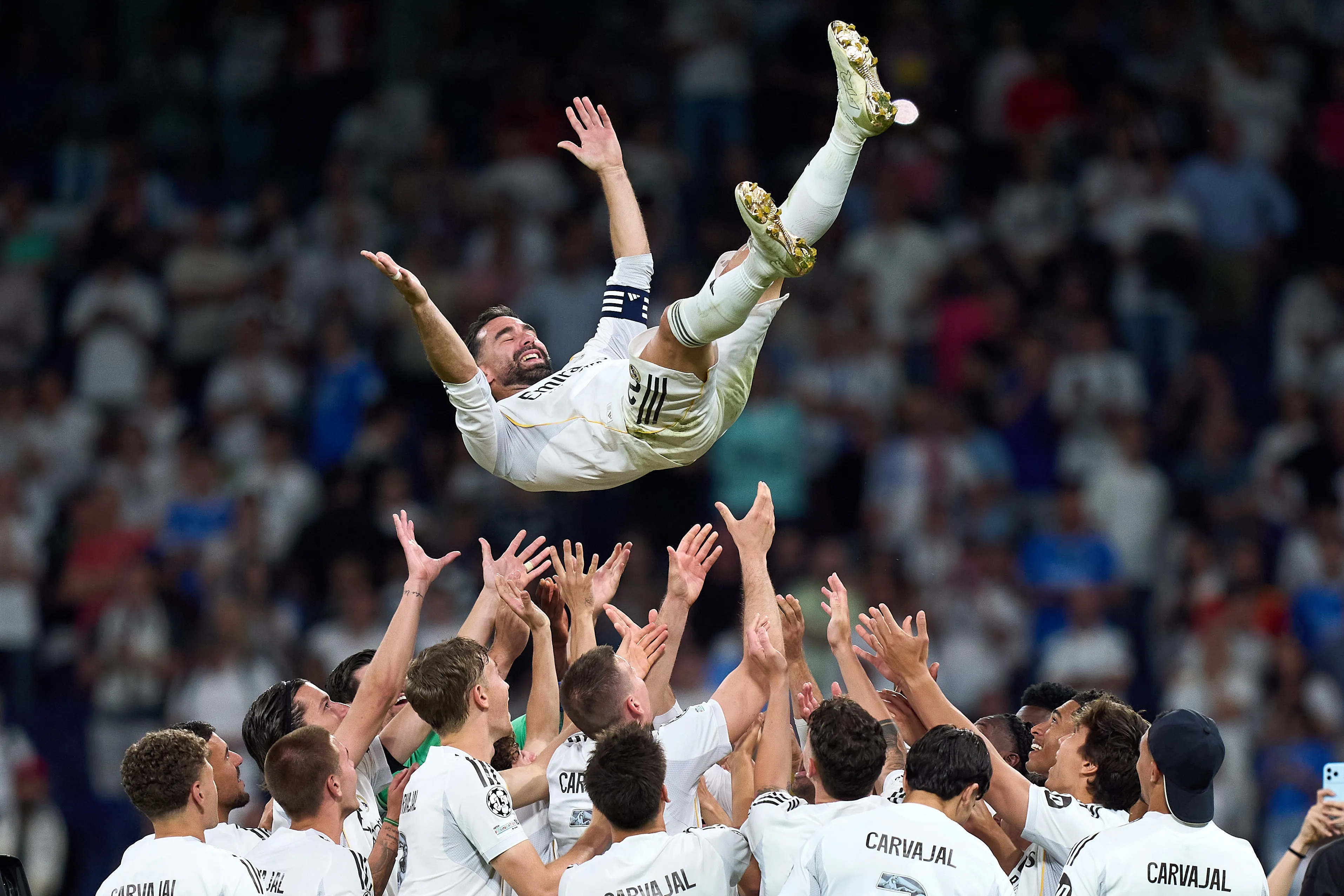 Carvajal é lançado ao ar para comemorar sua última aparição pelo Real Madrid após partida da LaLiga. Foto: Angel Martinez/Getty Images