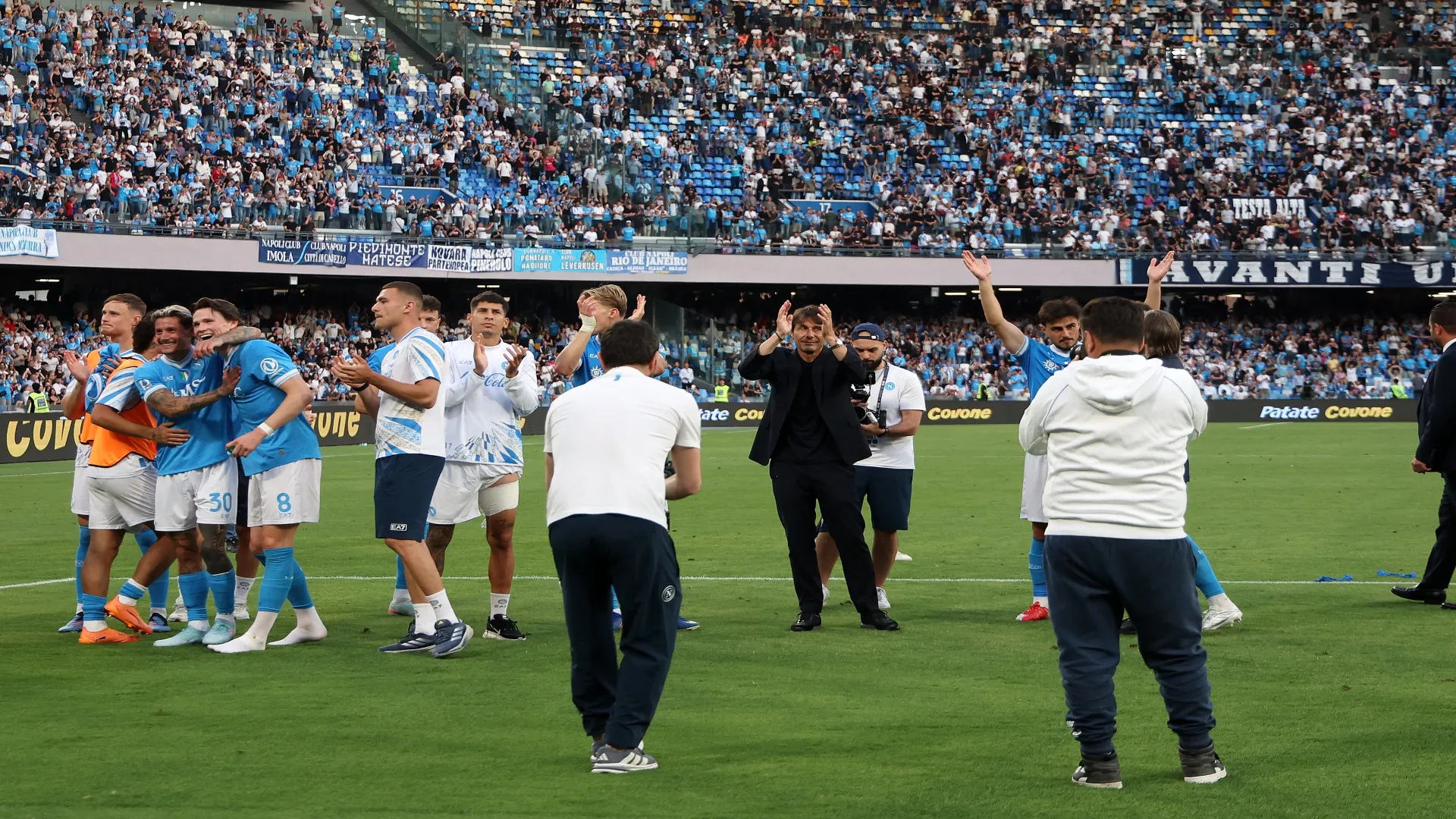 Conte se despede da torcida do Napoli – Francesco Pecoraro/Getty Images
