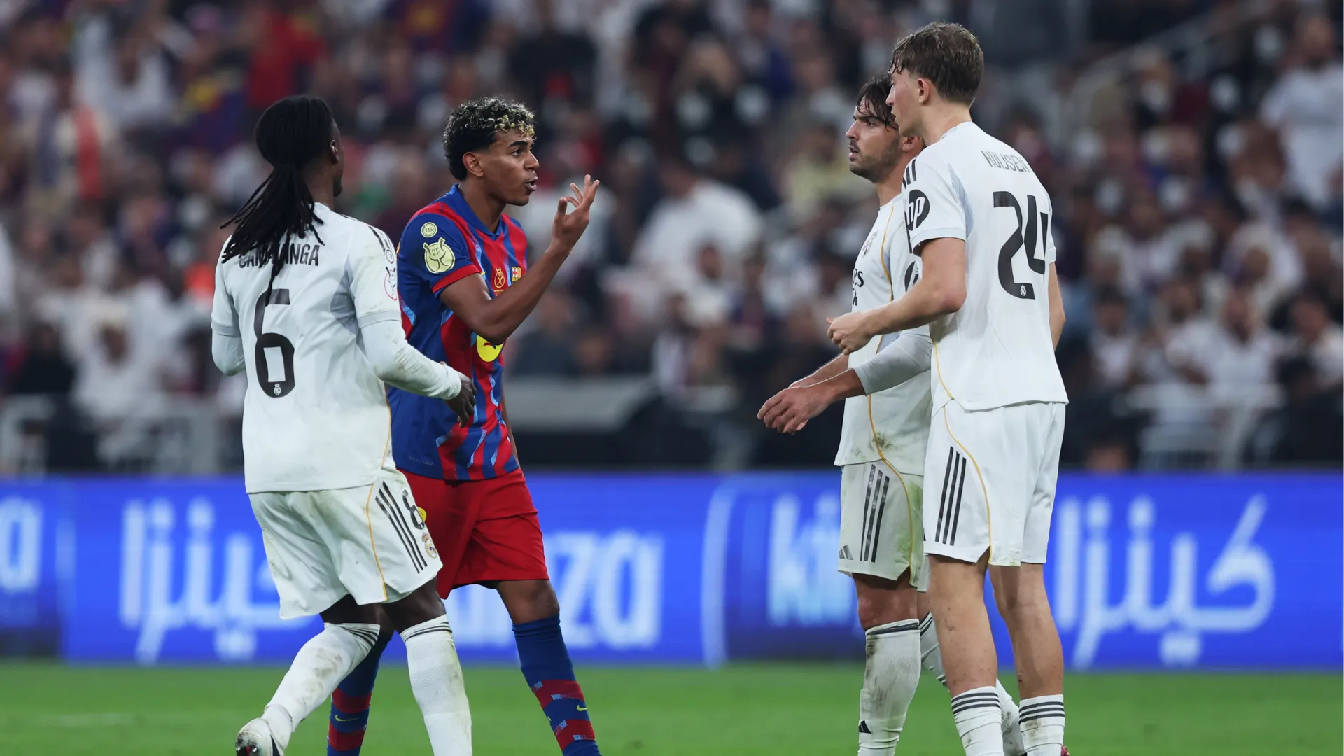 Lamine Yamal confronta defesa do Real Madrid