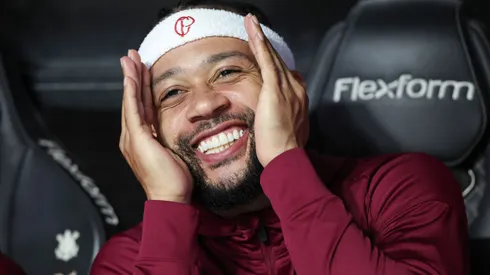 Depay sorrindo em jogo do Corinthians