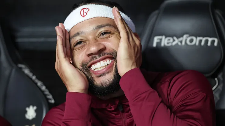 Depay sorrindo em jogo do Corinthians