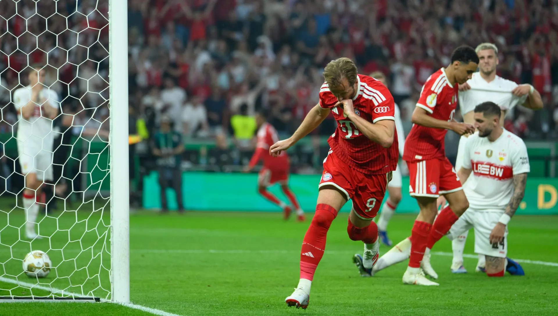 Harry Kane, do Bayern de Munique, comemora após marcar gol. Foto: Christian Kaspar-Bartke/Getty Images