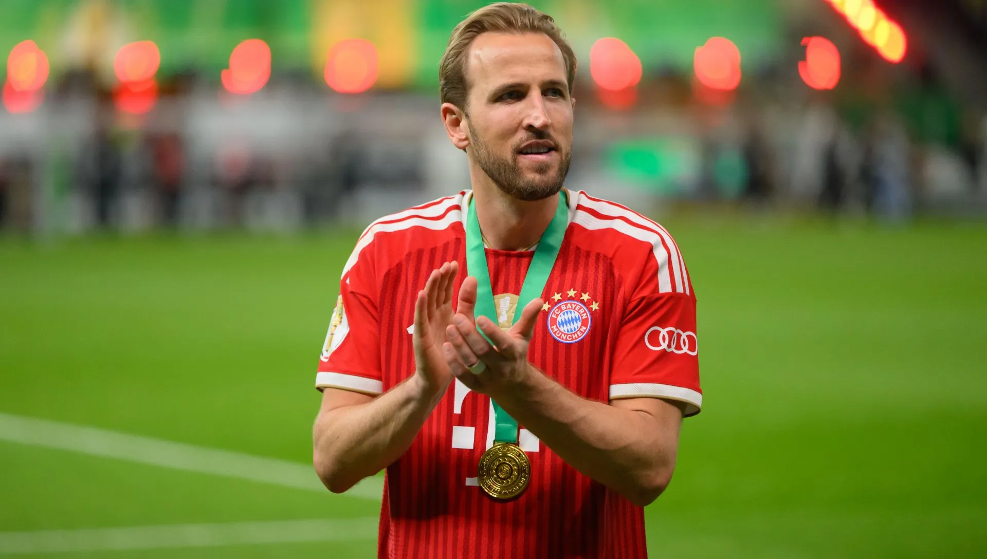 Harry Kane, do Bayern de Munique, comemora após vencer a partida da final da Copa DFB