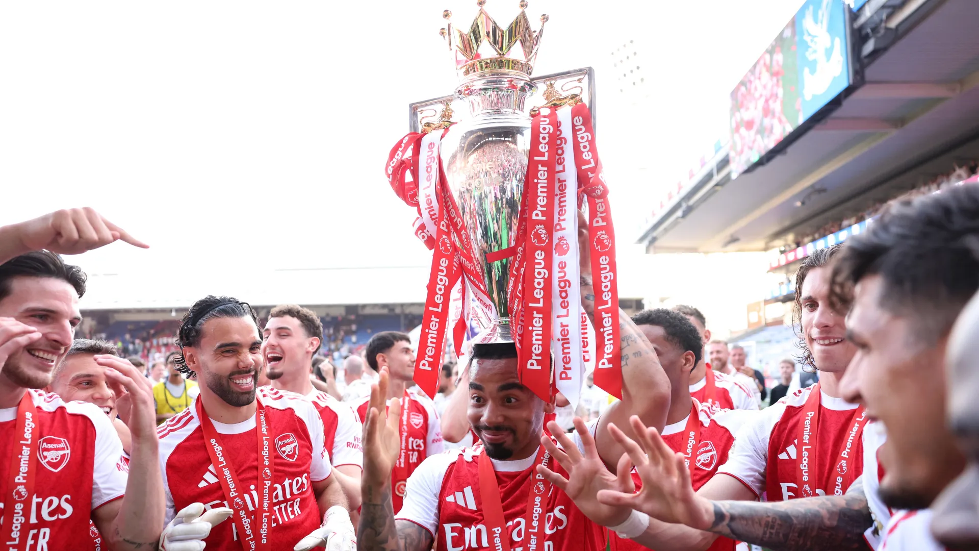 Gabriel Jesus com o troféu da Premier League