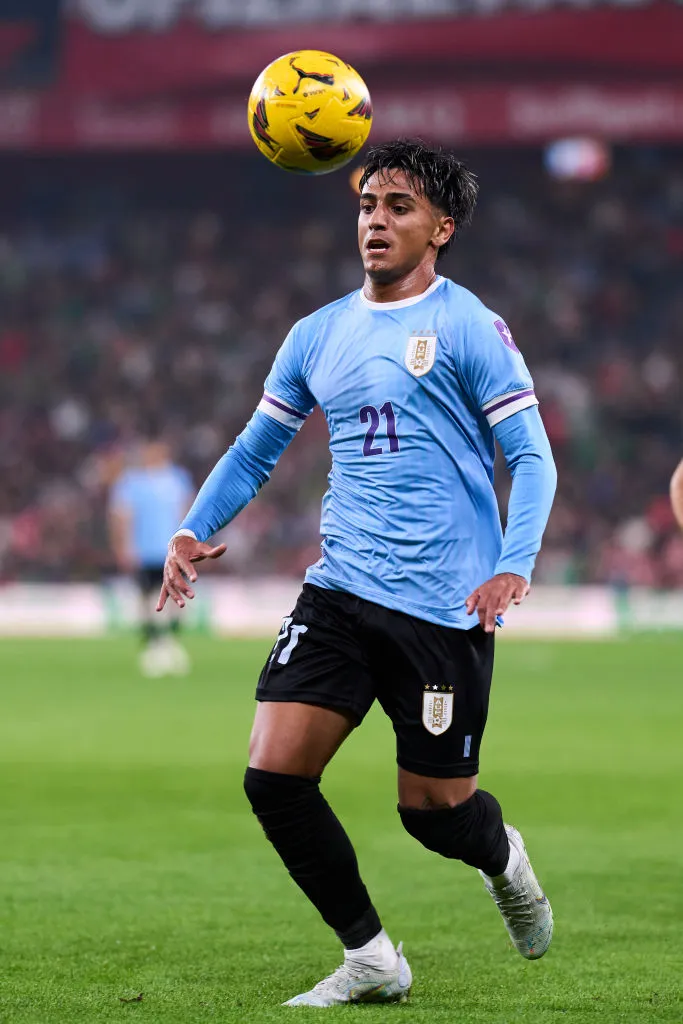 Facundo Torres em ação pelo Uruguay (Foto: Juan Manuel Serrano Arce/Getty Images)