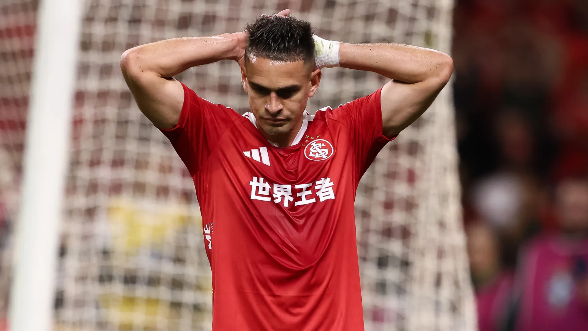 Rafael Borré lamenta durante jogo do Internacional
