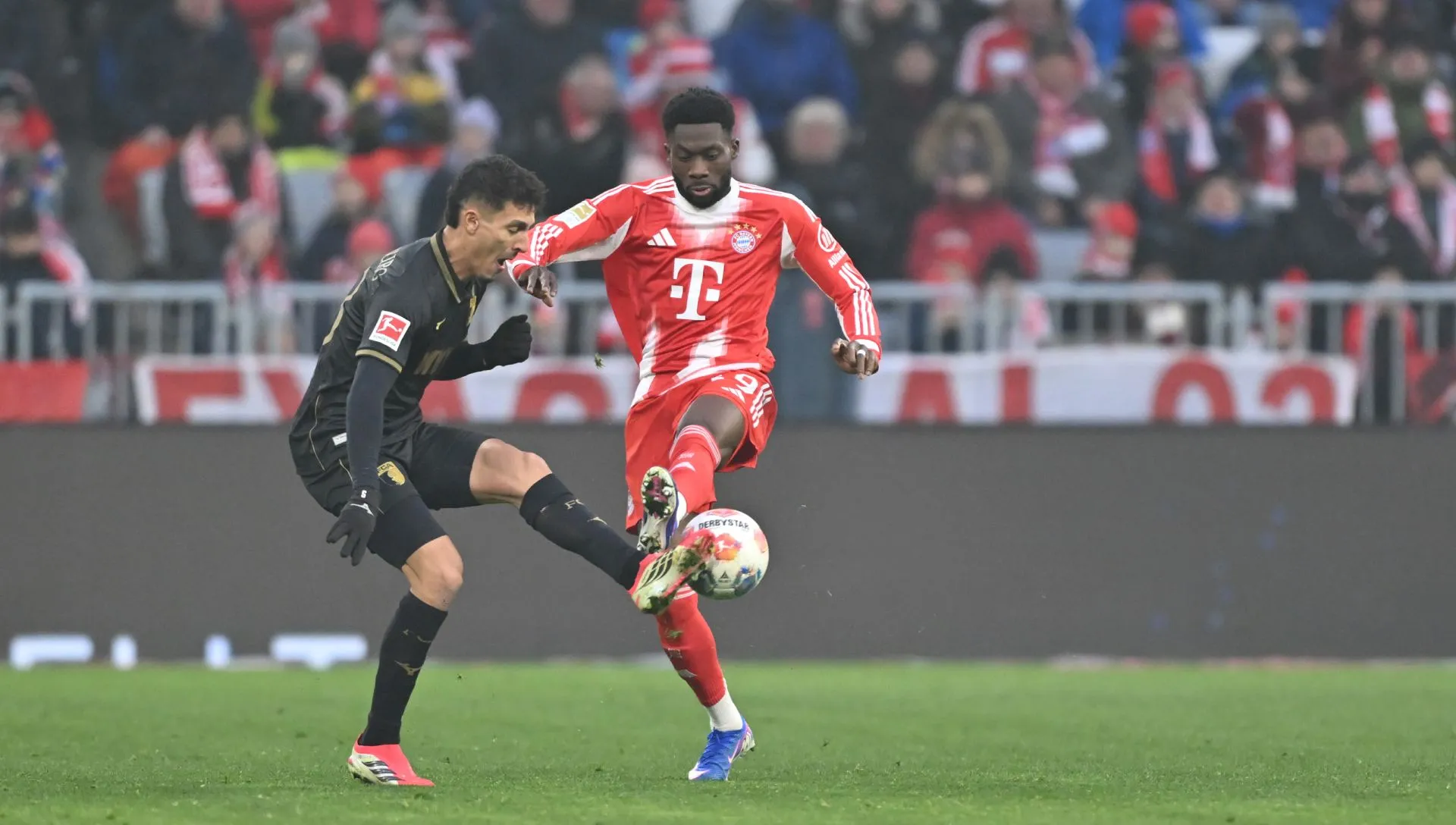 Alphonso Davies, do Bayern de Munique, compete pela bola durante partida da Bundesliga. Foto: Sebastian Widmann/Getty Images