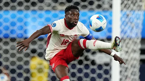 Alphonso Davies durante partida pela Seleção do Canadá. Foto: Michael Owens/Getty Images