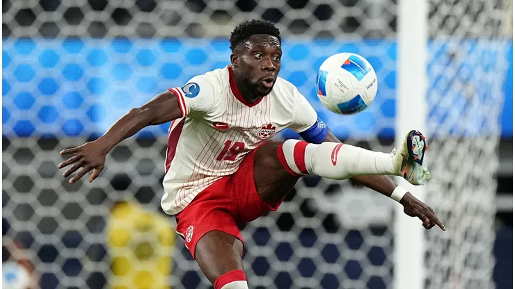 Alphonso Davies durante partida pela Seleção do Canadá. Foto: Michael Owens/Getty Images