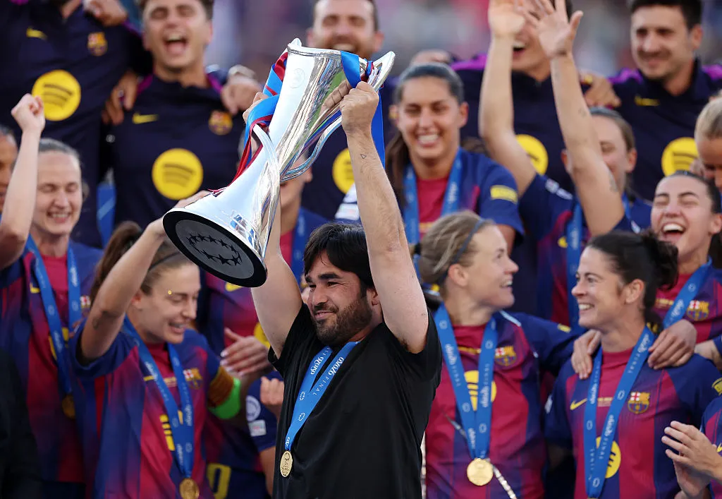 Pere Romeu levantando a taça da Champions Feminina conquistada pelo Barcelona - Foto: Maja Hitij/Getty Images