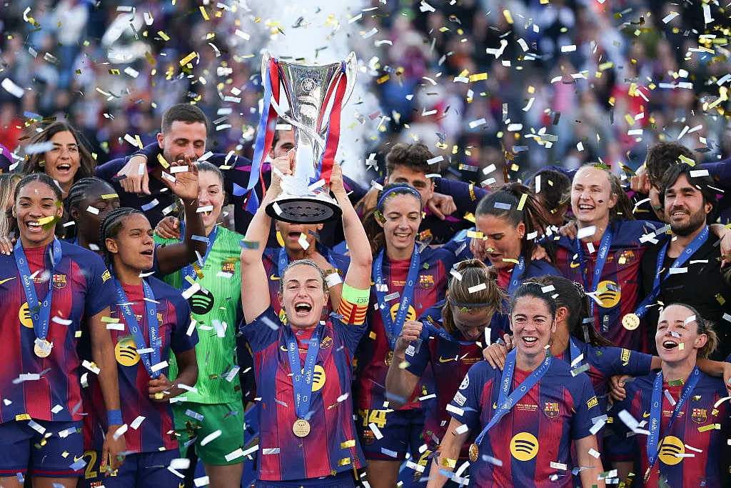 Alexia Putellas com a taça da Champions Feminina – Foto: Maja Hitij/Getty Images