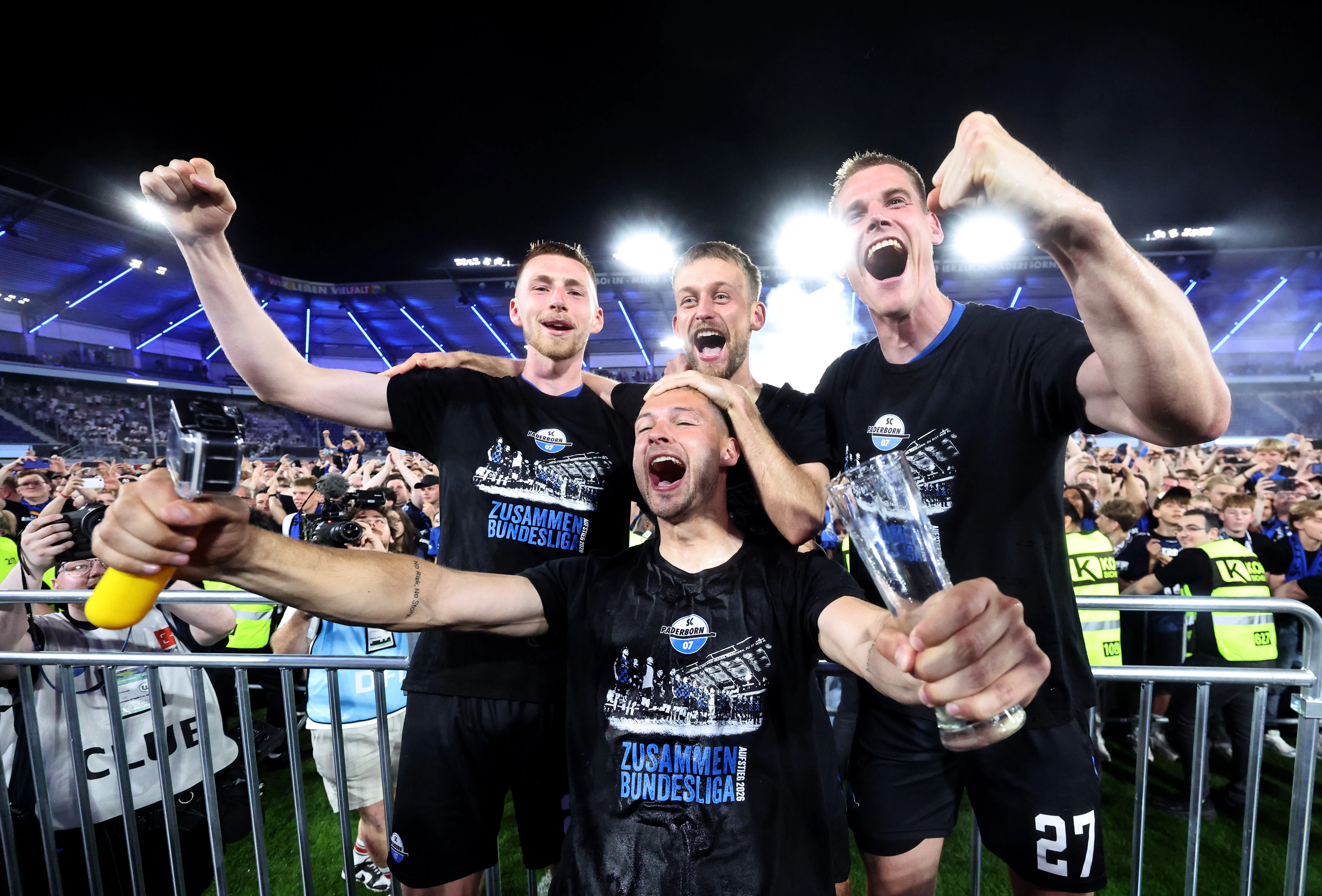 Jogadores do Paderborn comemoram subida de divisão. (Photo by Christof Koepsel/Getty Images)
