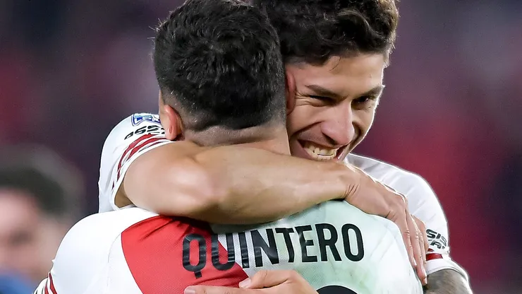 Juanfer Quintero e Gonzalo Montiel se abraçam. (Photo by Marcelo Endelli/Getty Images)