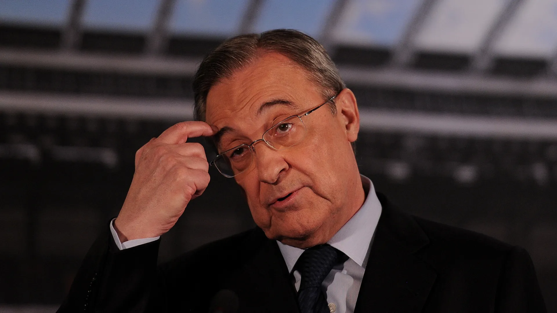 Florentino Pérez com a mão na cabeça