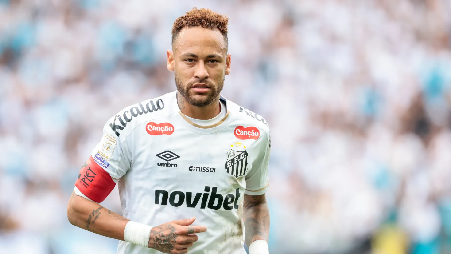 Neymar corre em jogo do Santos