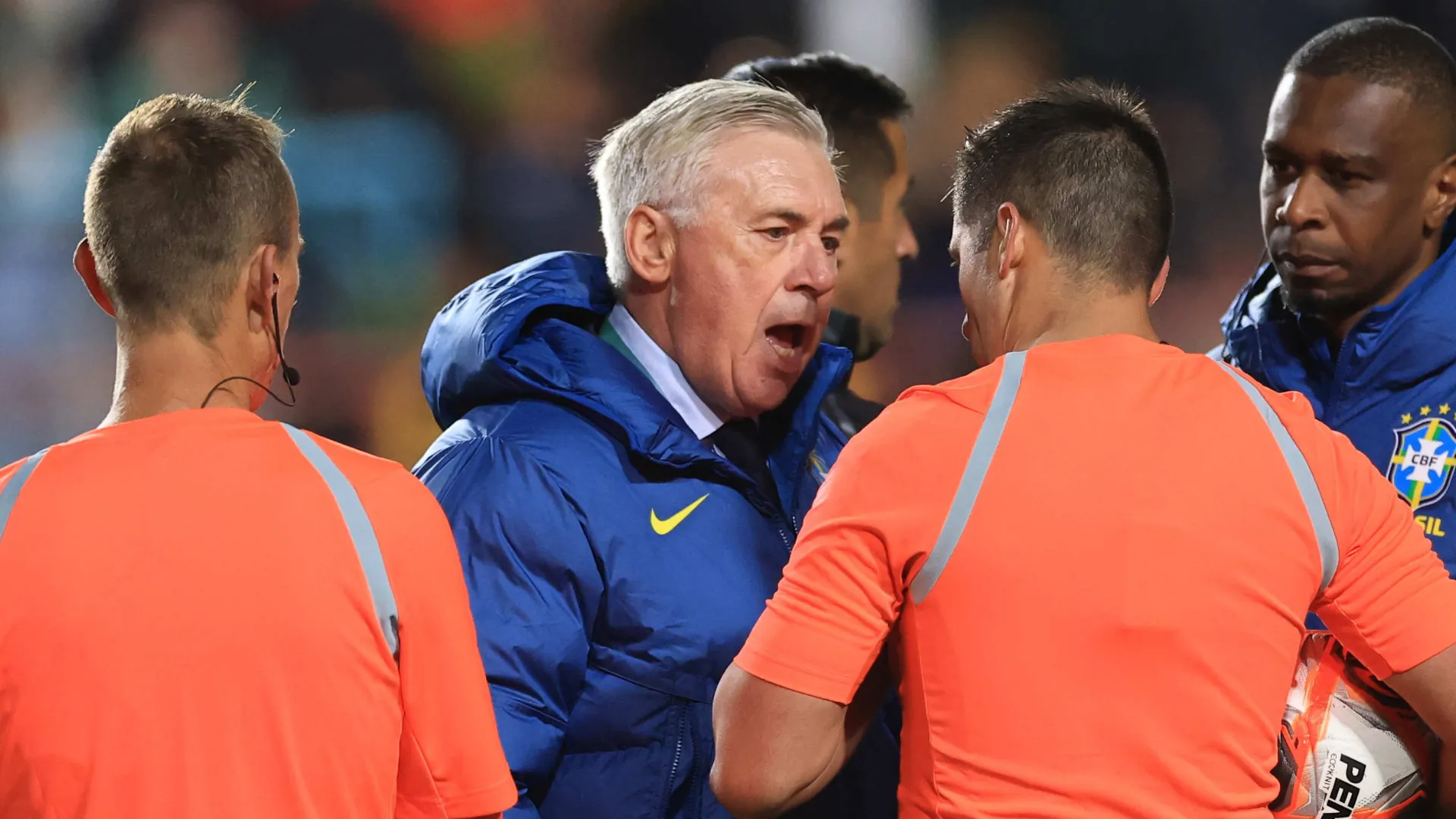 Carlo Ancelotti briga durante jogo da Seleção