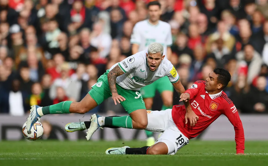 Bruno Guimarães, do Newcastle United e Casemiro, do Manchester United (Foto Dan Mullan/Getty Images)