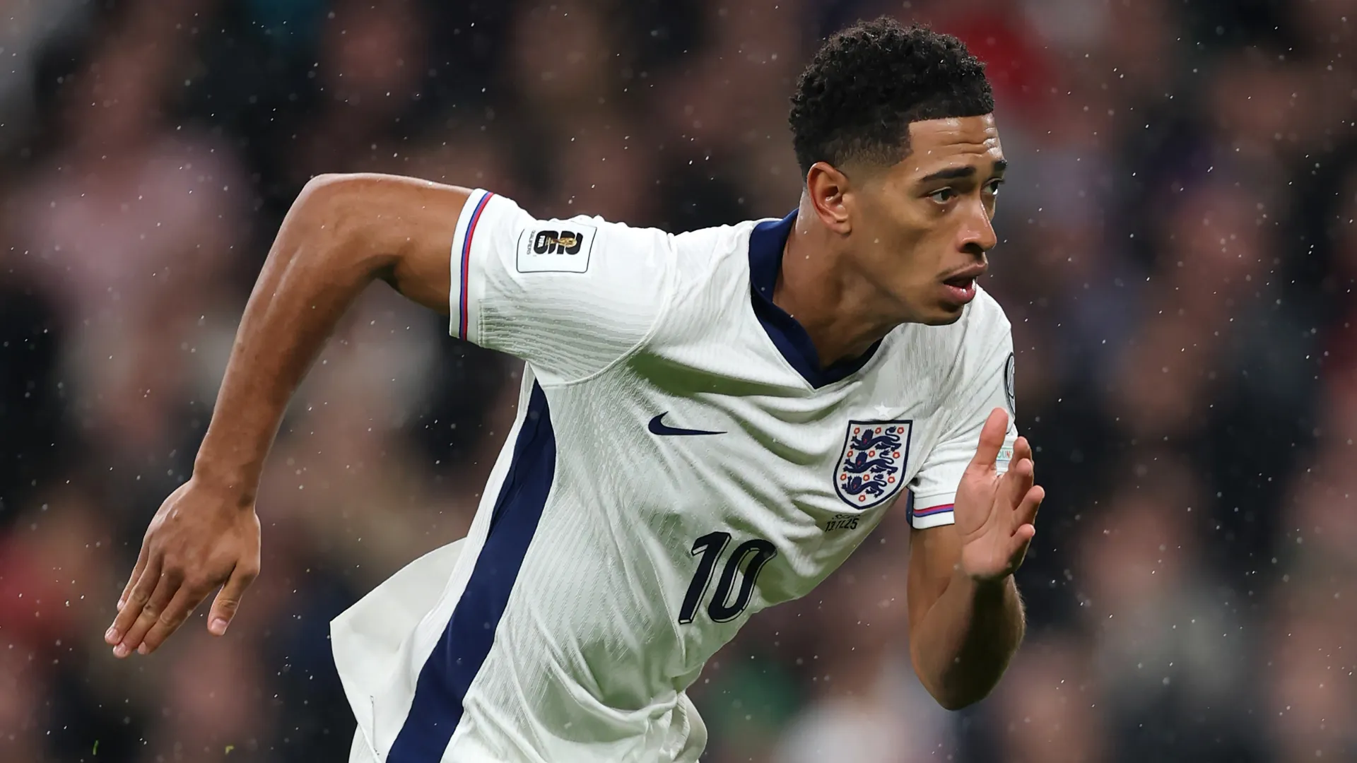 Jude Bellingham corre durante jogo da Inglaterra