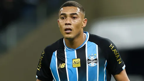 Carlos Vinícius em campo pelo Grêmio. Foto: Pedro H. Tesch/Getty Images