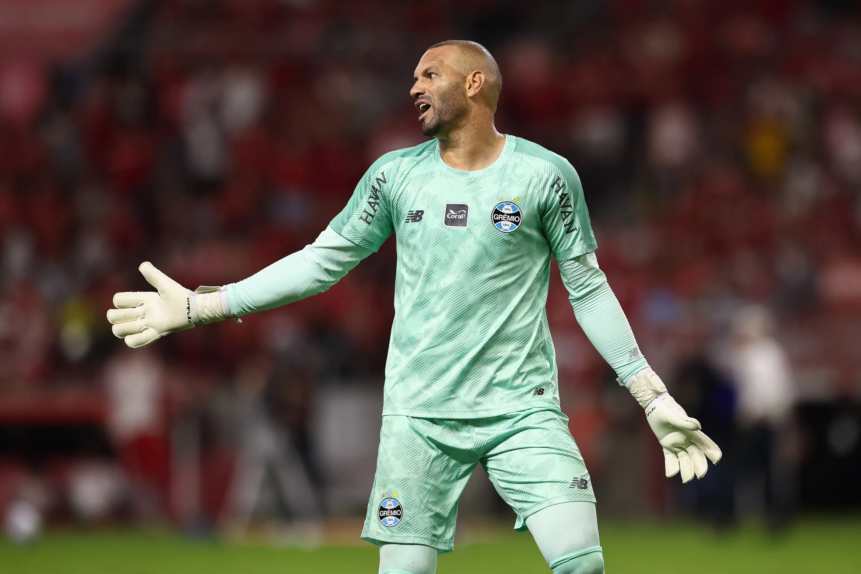 Weverton em campo pelo Grêmio (Foto: Pedro H. Tesch/Getty Images)