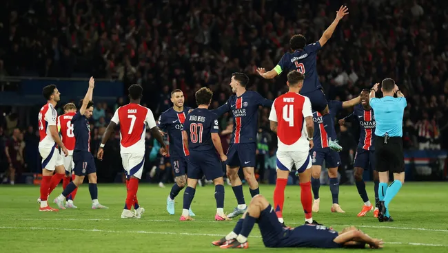 Jogadores do PSG e Arsenal pela Champions League. Foto: Richard Heathcote/Getty Images