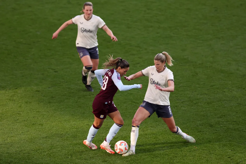 Gabi Nunes durante jogo do Aston Villa - Foto: Morgan Harlow/Getty Images