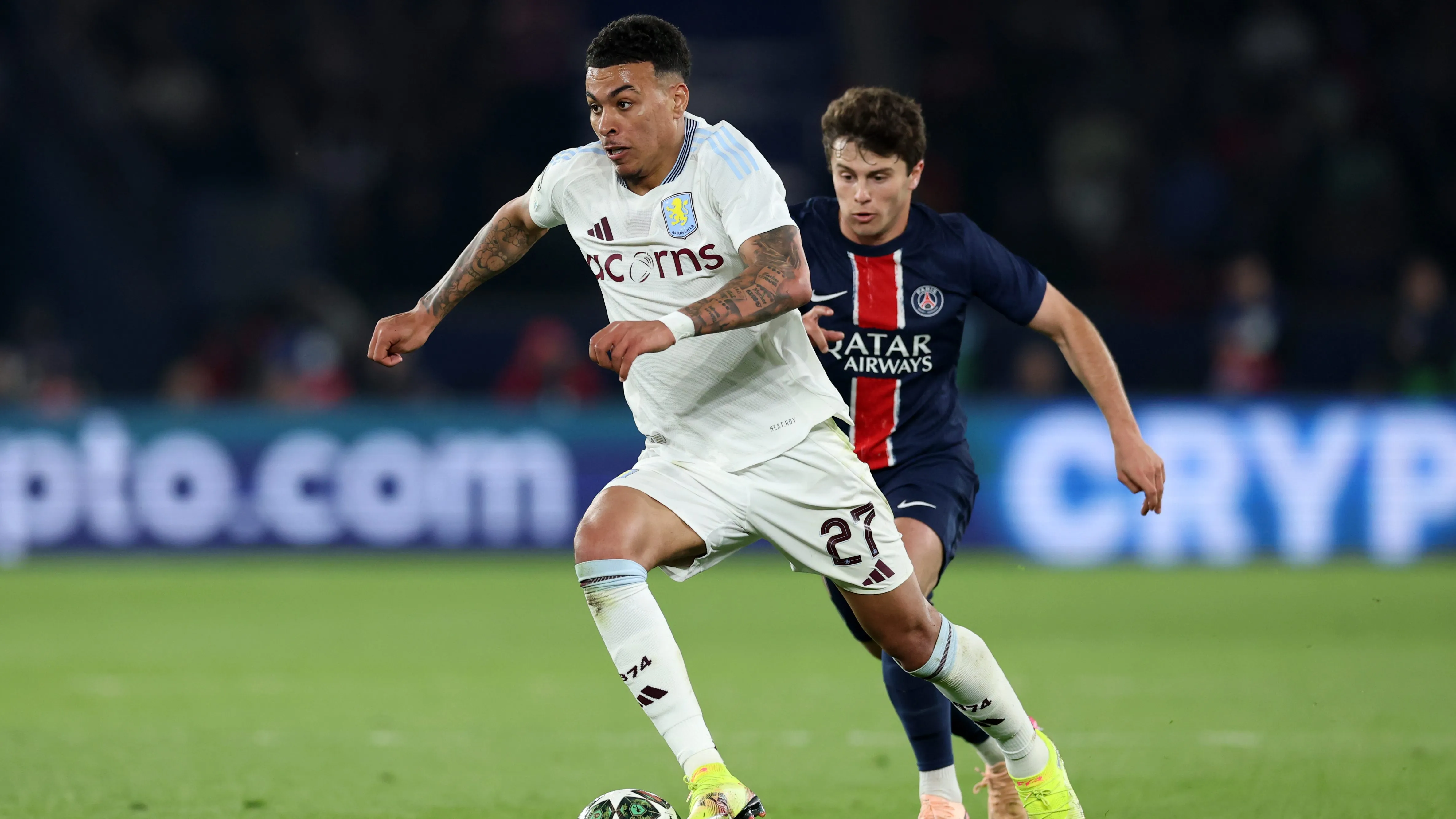 Morgan Rogers, alvo do Arsenal, em jogo do Aston Villa. Foto: Michael Steele/Getty Images