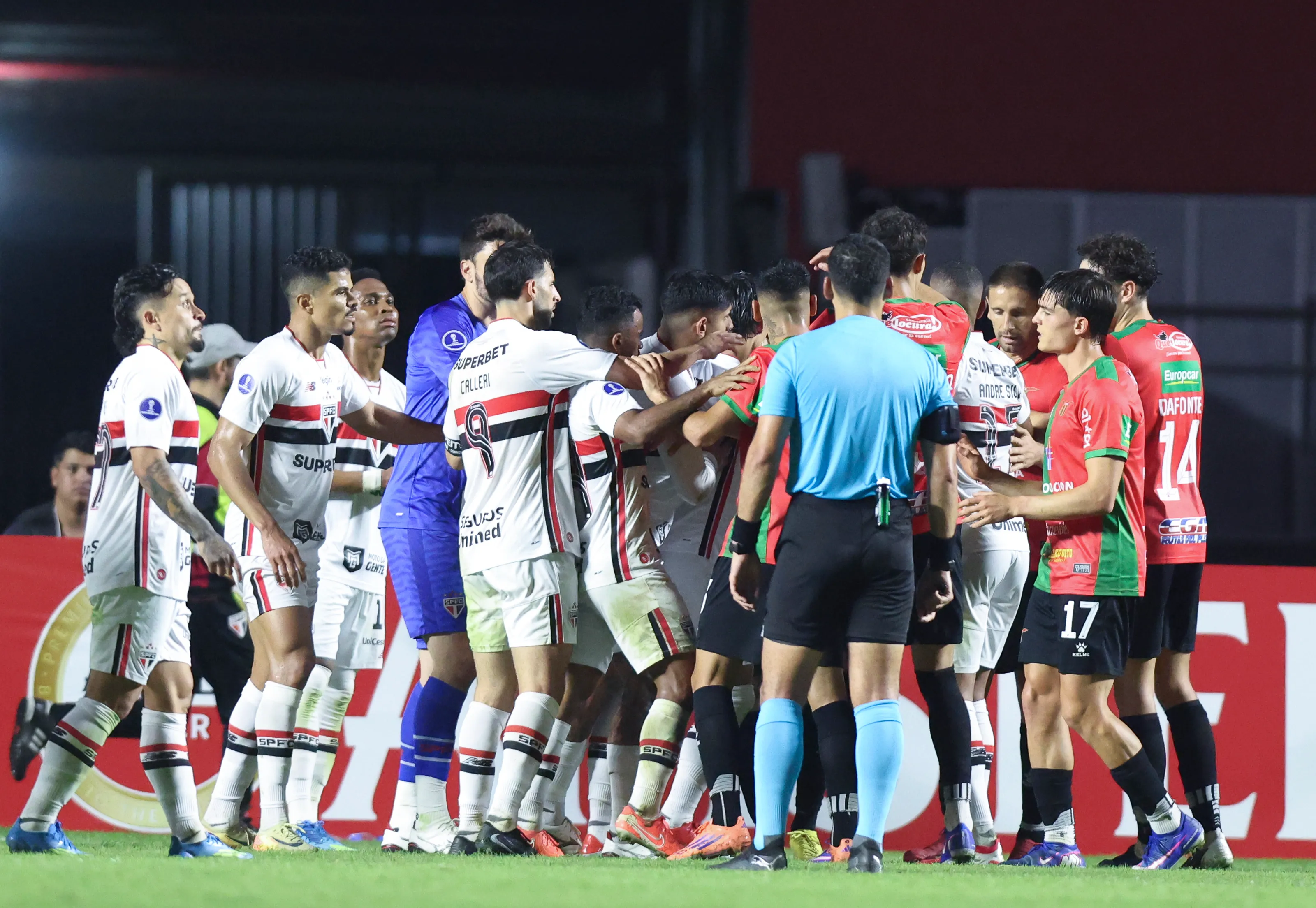 Jogadores do São Paulo comemoram vitória diante do Boston River. (Photo by Alexandre Schneider/Getty Images)