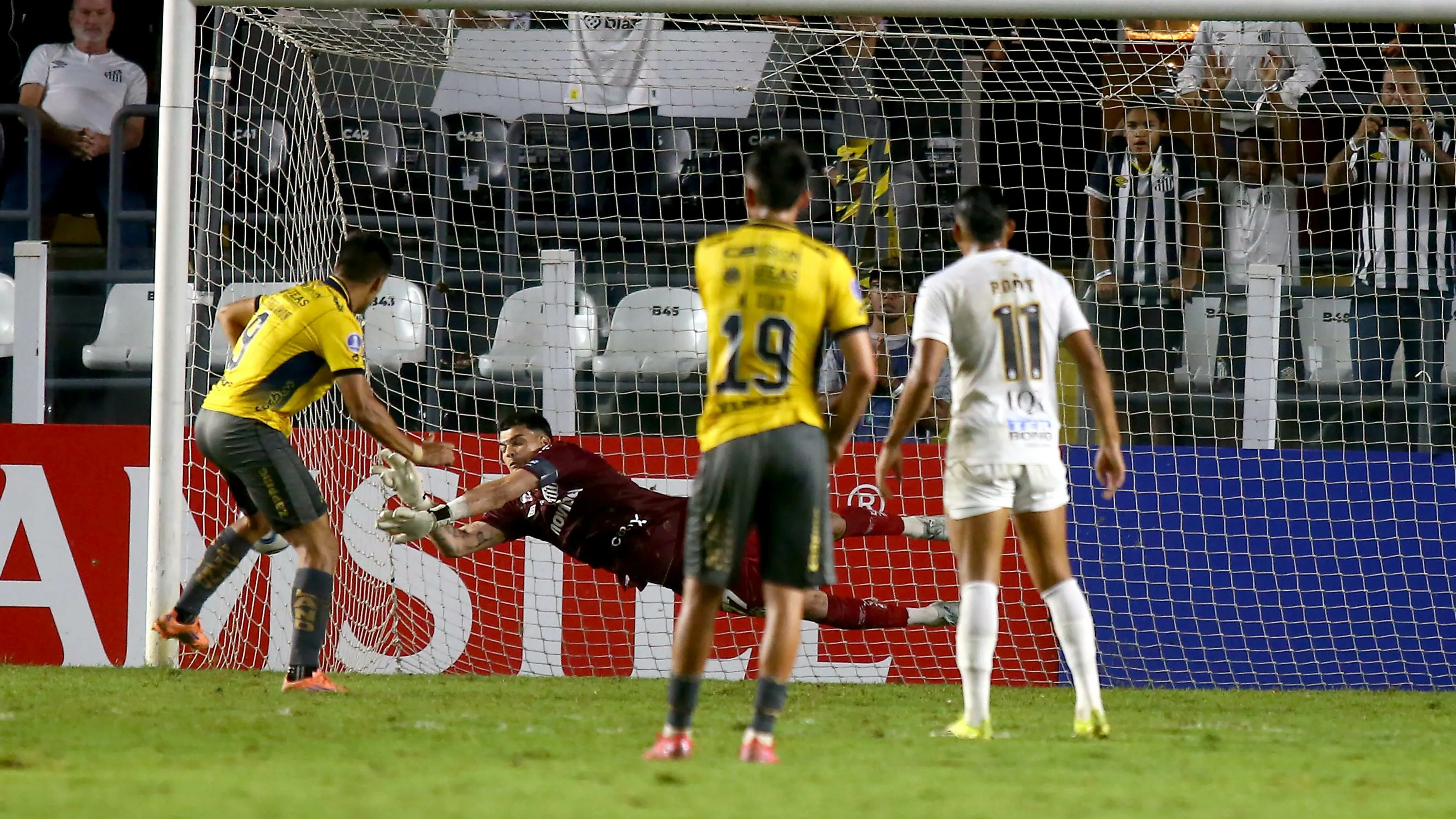 Brazão defendendo pênalti contra o Deportivo Cuenca. Foto: Mauricio De Souza/AGIF